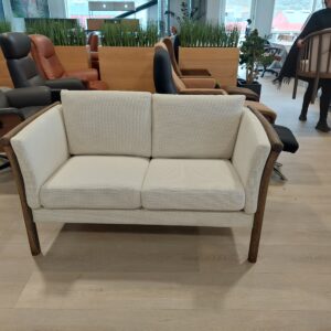 Dorte 2 pers. Sofa, Bella Stof, røget-eg armlæn