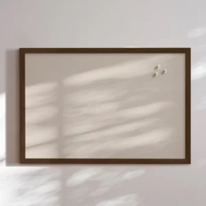 Opslagstavle med egetræsramme - Coconut Milk 40x60cm