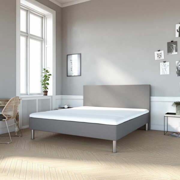 Karma Classic Boxmadras 120×200 cm. Lys Grå Betræk m/40 mm. Latex Topmadras og Sengeben X-Fast (2025)