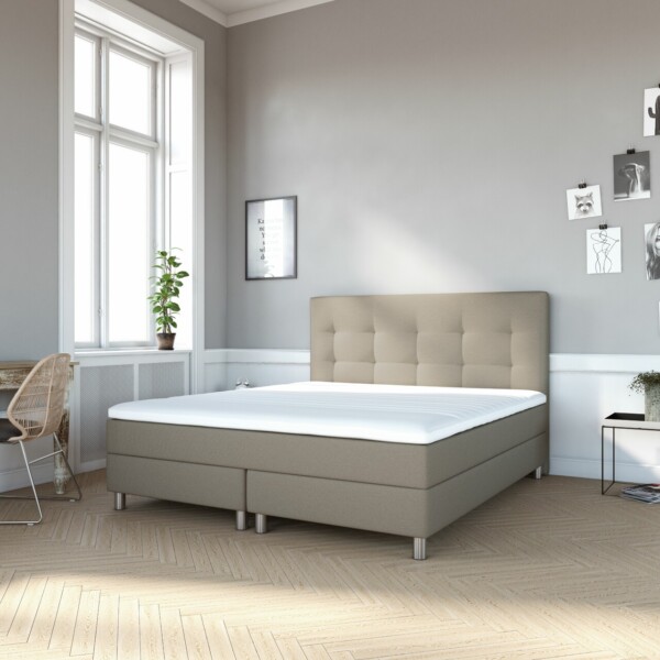 Karma Classic Kontinentalseng 180×200 cm. Sand Betræk m/40 mm. Latex Topmadras og Sengeben Fast/x-fast (2025)