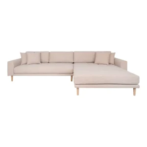 Lido Lounge Sofa, højrevendt i sand med fire puder og natur træben, HN1050