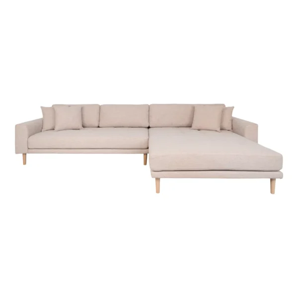 Lido Lounge Sofa, højrevendt i sand med fire puder og natur træben, HN1050