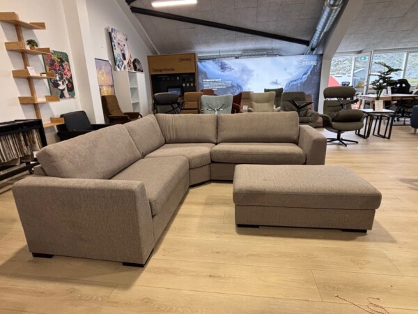Think lille hjørnesofa, 110 hjørne 110, stone stof, med 100cm nakkestøtte & puf.