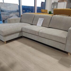 Actona Construct 2 - Mellem Front. Favorit opst. 1 med chaiselong til Venstre. Opbevaring i Chais. Betræk: City Beige 05. Ben Nr.13 Massiv eg. Merano Armlæn