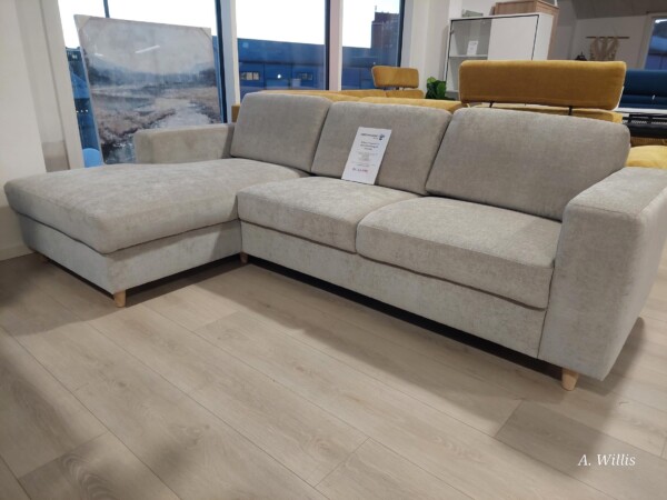 Actona Construct 2 - Mellem Front. Favorit opst. 1 med chaiselong til Venstre. Opbevaring i Chais. Betræk: City Beige 05. Ben Nr.13 Massiv eg. Merano Armlæn