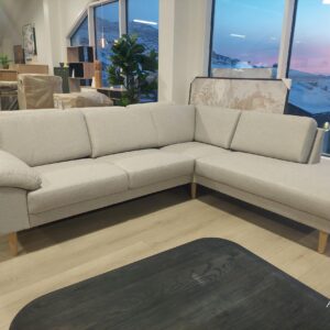 Actona Construct1 - Smal Front. Favorit opst. 2. Med hvilemodul til højre. Betræk Solid Grey Beige 09. Ben Nr. 14. Massiv eg. Fargo Armlæn