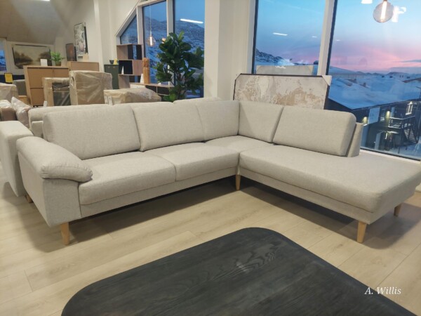 Actona Construct1 - Smal Front. Favorit opst. 2. Med hvilemodul til højre. Betræk Solid Grey Beige 09. Ben Nr. 14. Massiv eg. Fargo Armlæn