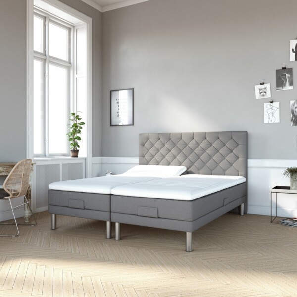 Karma Classic Elevationsseng 180x200 cm. Lysegrå Betræk m/40 mm. Latex Topmadras og Sengeben (2025)