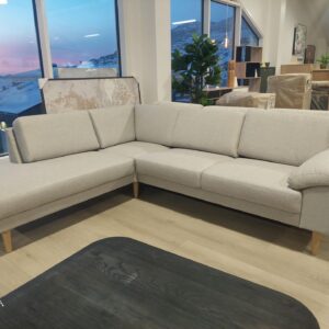 Actona Construct1 - Smal Front. Favorit opst. 2. Med hvilemodul til Venstre. Betræk Solid Grey Beige 09. Ben Nr. 14. Massiv eg. Fargo Armlæn