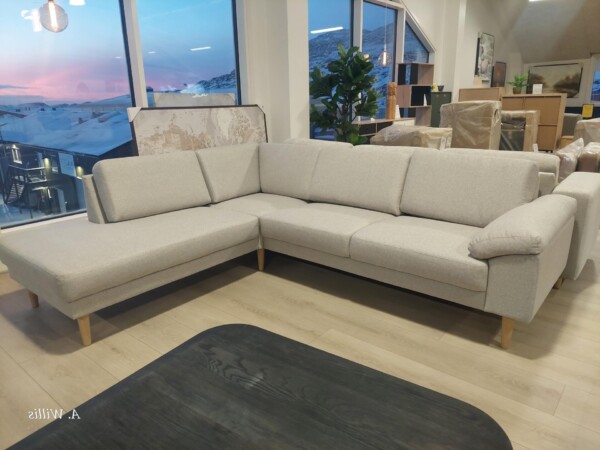 Actona Construct1 - Smal Front. Favorit opst. 2. Med hvilemodul til Venstre. Betræk Solid Grey Beige 09. Ben Nr. 14. Massiv eg. Fargo Armlæn