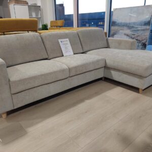 Actona Construct 2 - Mellem Front. Favorit opst. 1 med chaiselong til Højre. Opbevaring i Chais. Betræk: City Beige 05. Ben Nr.13 Massiv eg. Merano Armlæn