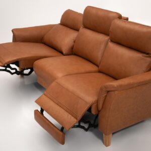 Hjort Knudsen Model 2488. 3 pers sofa med elektronik i de 2 yderste sæder. Madras Læder Cognaq 276. Ben Egetræ