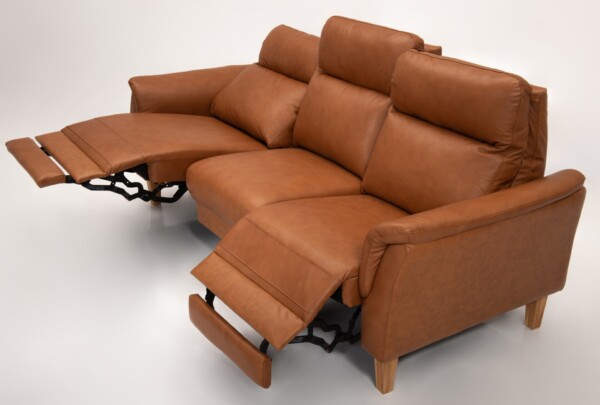 Hjort Knudsen Model 2488. 3 pers sofa med elektronik i de 2 yderste sæder. Madras Læder Cognaq 276. Ben Egetræ