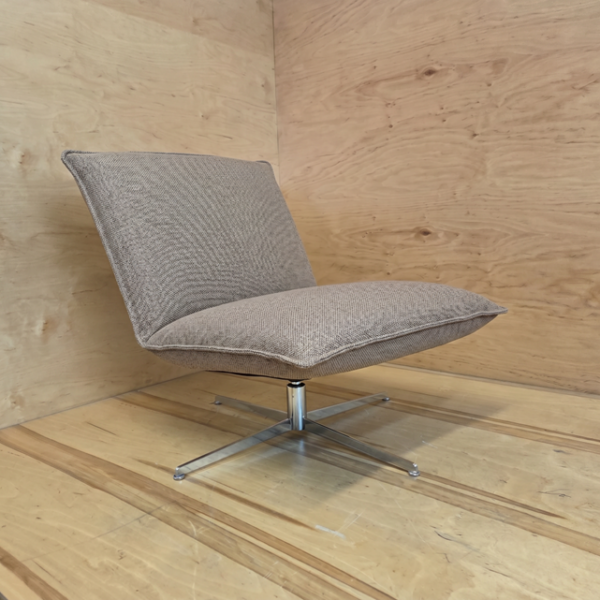 Firenze Loungestol. 4-fods drejesokkel i Chrom. Betræk Austin Antelope