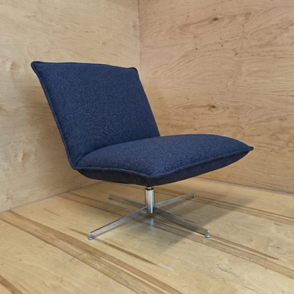 Firenze Loungestol. 4-fods drejesokkel i Chrom. Betræk Austin Deep Blue