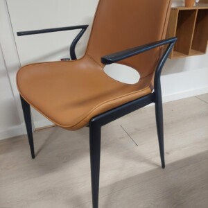 Armstol Model Liva Kernelæder/Pu - Cognac - Sort Metal