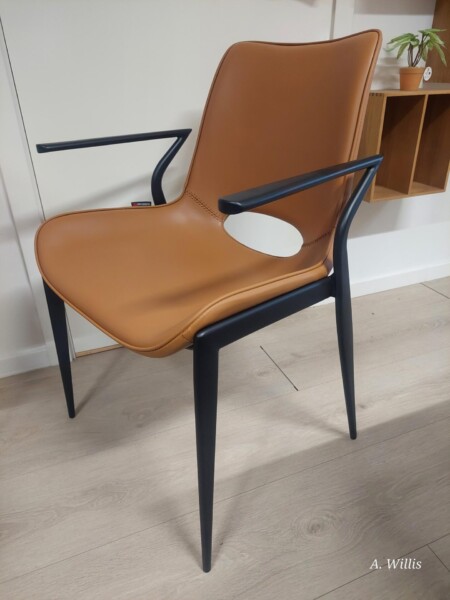 Armstol Model Liva Kernelæder/Pu - Cognac - Sort Metal
